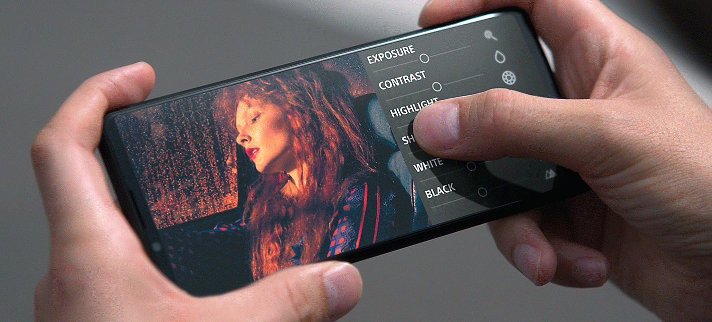 Palec prechádzajúci po displeji smartfónu Xperia