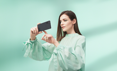 A woman using an Xperia 10 IV to take a photo