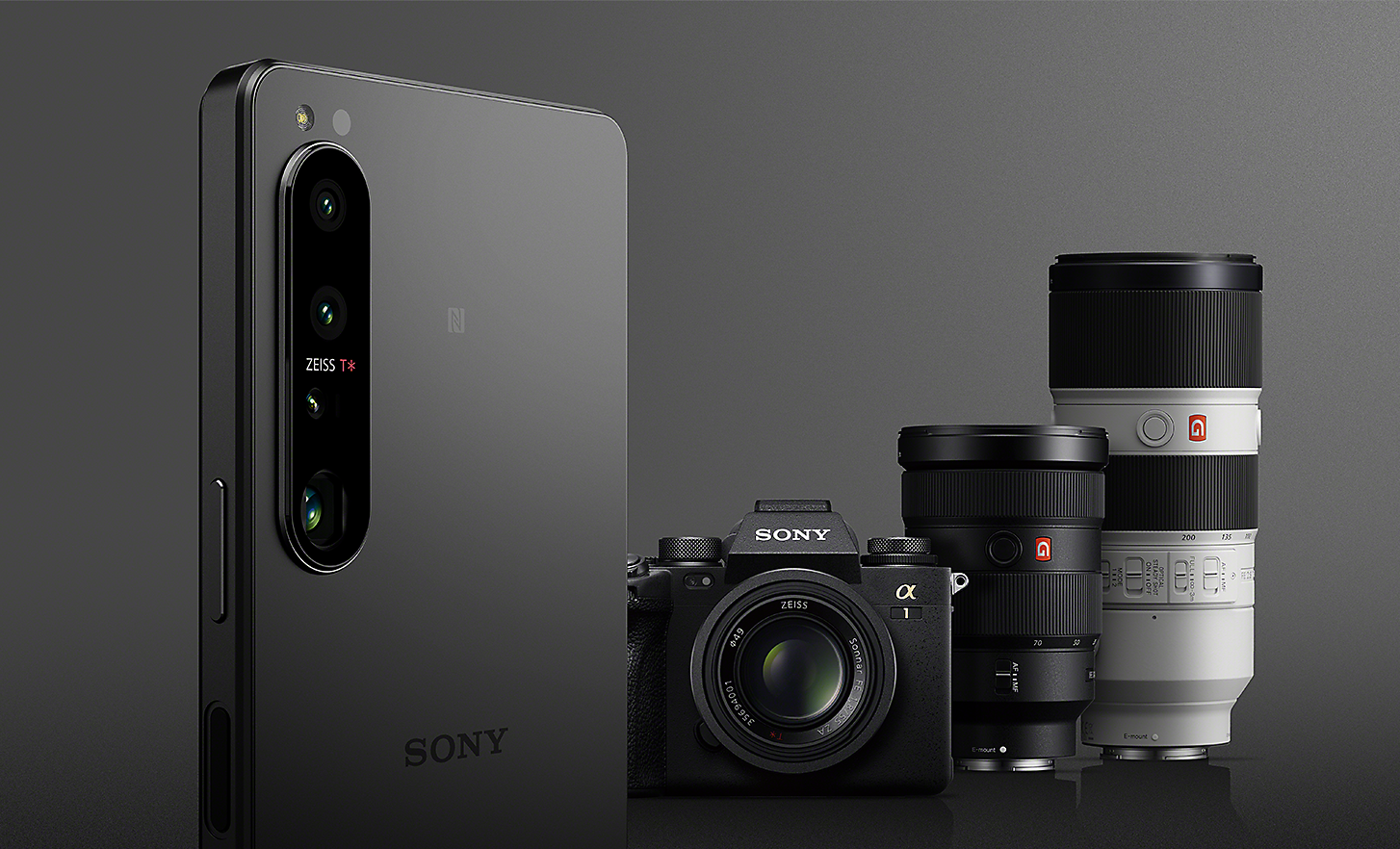 Pametni telefon Xperia 1 IV s fotoaparatom Sony Alpha in objektivi v ozadju