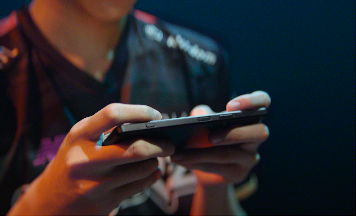 Close-up van handen die Xperia 1 IV gebruiken voor mobiel gamen