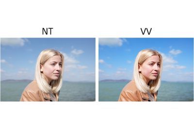 (왼쪽에서 오른쪽으로) 여성의 반정면 인물 사진의 두 가지 예시 이미지로 구성된 합성 이미지: NT(뉴트럴), VV(선명) 모드