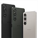 Drei Xperia 1 VI-Telefone in verschiedenen Farben, darunter Schwarz, Khakigrün und Platinsilber.