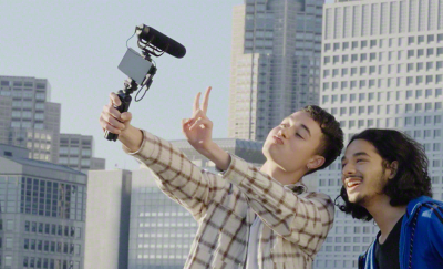 身處城市環境的兩名男士正在使用 Xperia 1 IV 和配件拍攝 Vlog