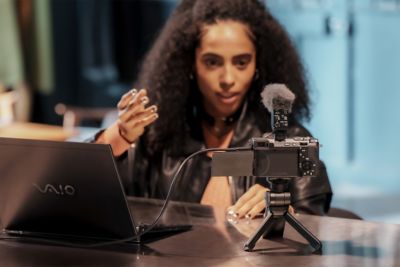 Imagen de una mujer transmitiendo en vivo con la cámara