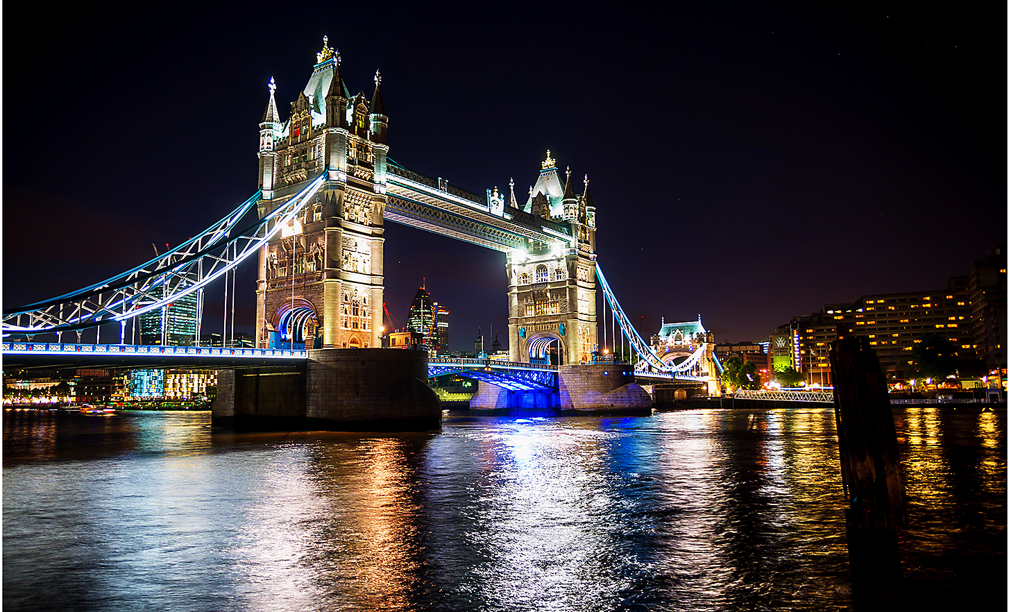 夜晚絢爛多彩的倫敦塔橋