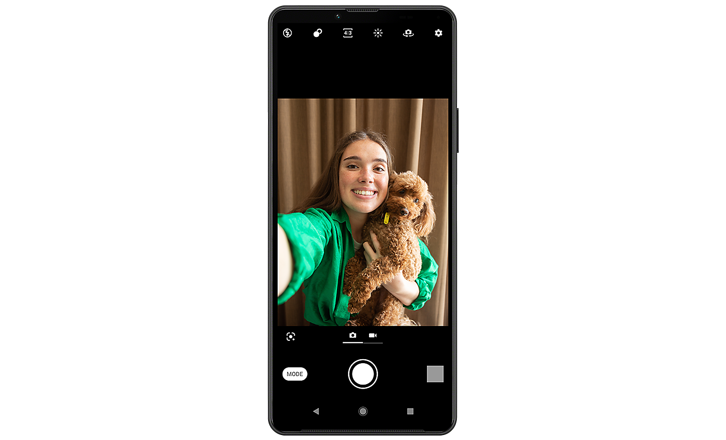 Ein Xperia 10 IV im Hochformat, das ein Selfie einer Frau mit einem Hund zeigt