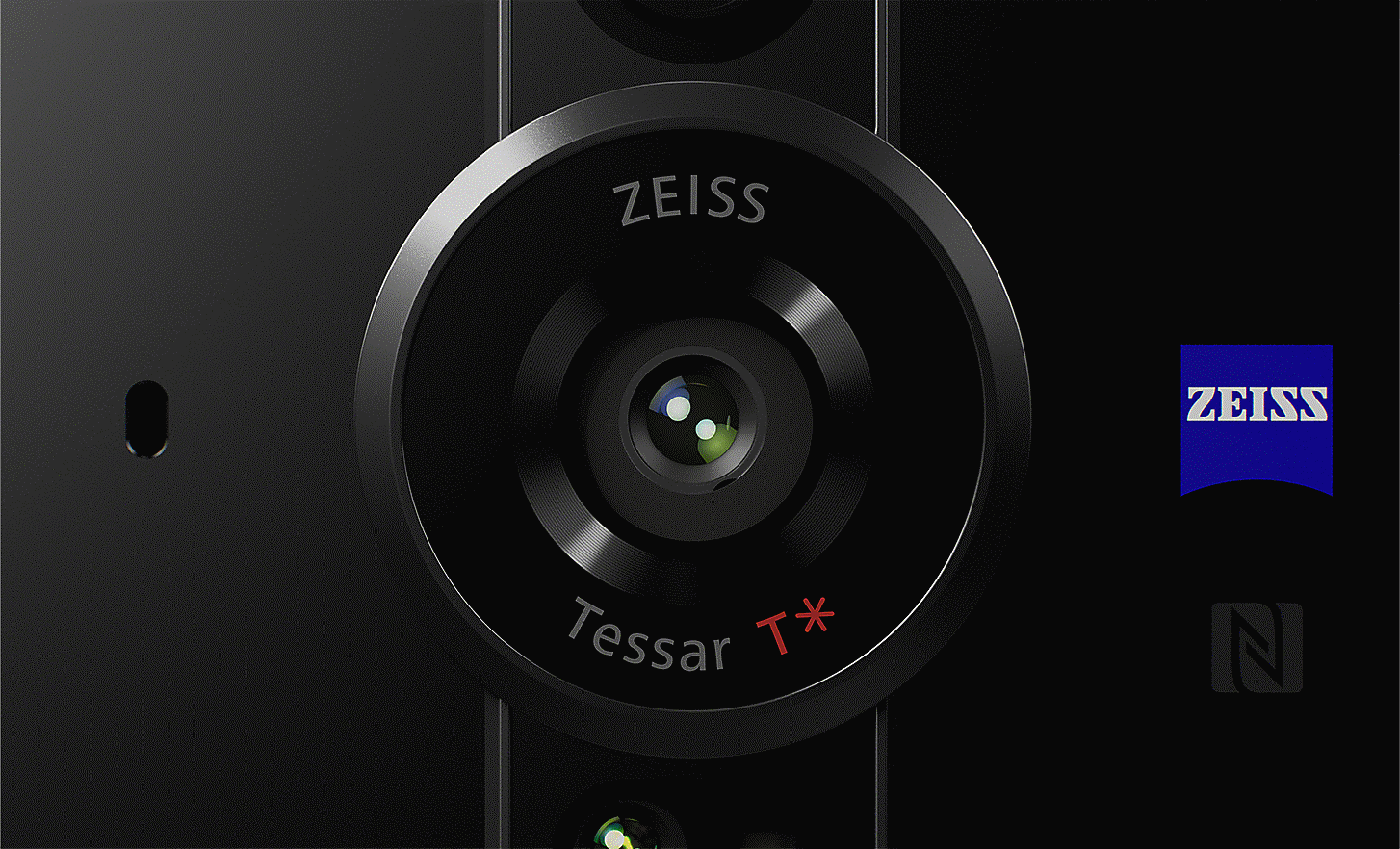 Záber zblízka na objektív ZEISS Tessar T* s logom ZEISS