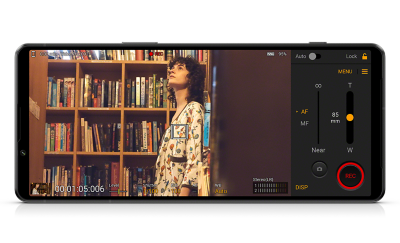 Xperia 1 IV 顯示著 Videography Pro 介面，以及圖書館中一位女性的影像