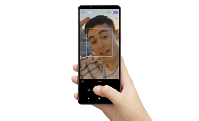 Kuva kädestä pitelemässä Xperia 1 IV:ää ja ottamassa selfievideota