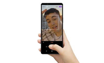 拿著 Xperia 1 IV 錄製自拍影片的影像