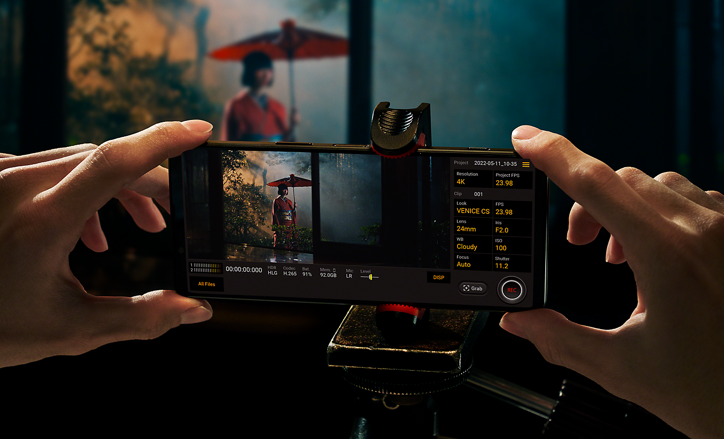 Kädet pitelemässä Xperia 1 IV -puhelinta, jonka näytöllä näkyy Cinematography Pro -valikko