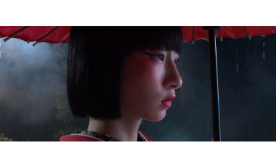 手舉陽傘女士的彩色影像