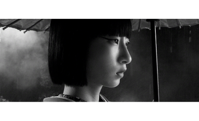 手舉陽傘女士的黑白影像