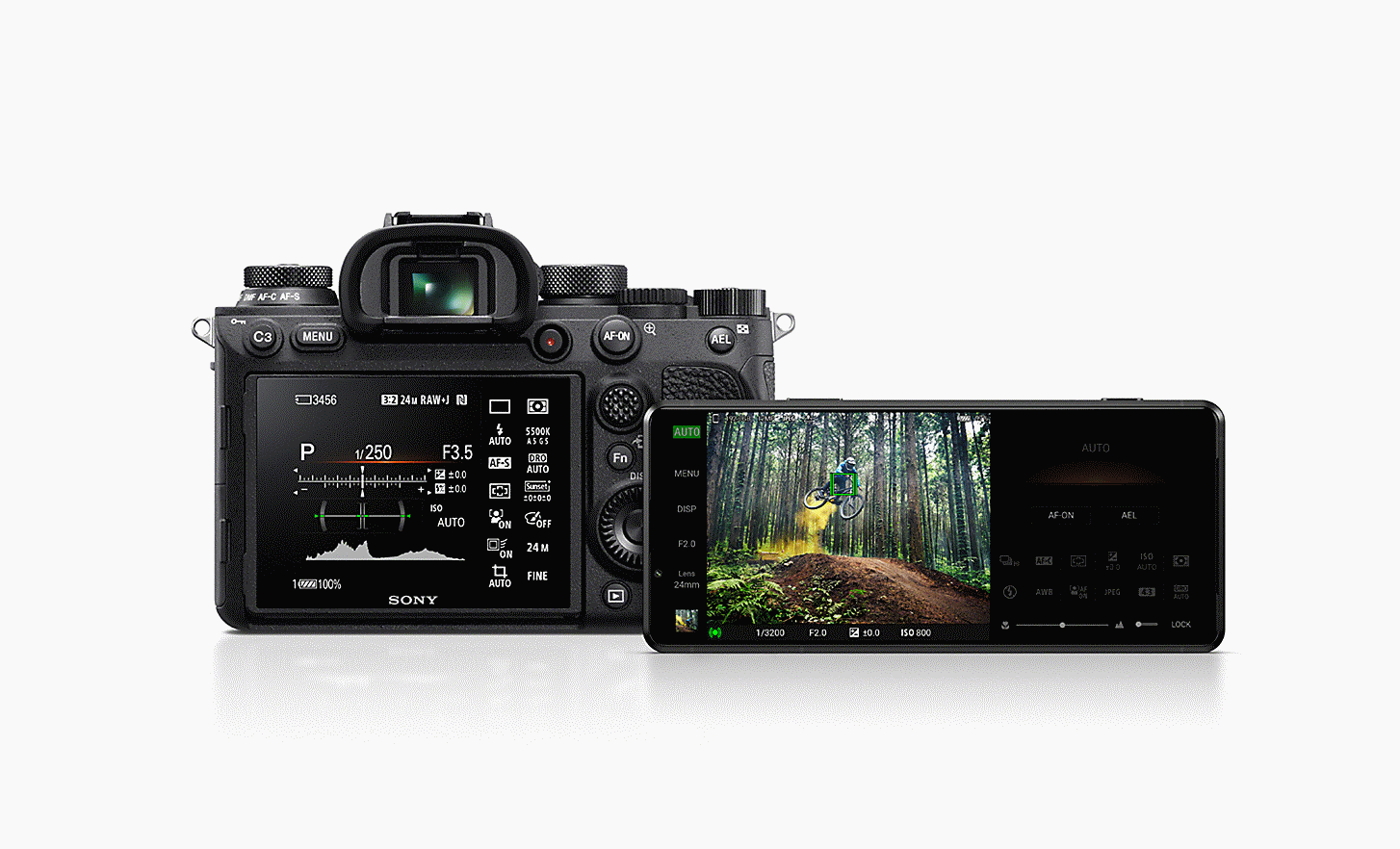 Fotoaparát řady Sony Alpha vedle smartphonu Xperia PRO-I a na obou zobrazené uživatelské rozhraní pro fotografování