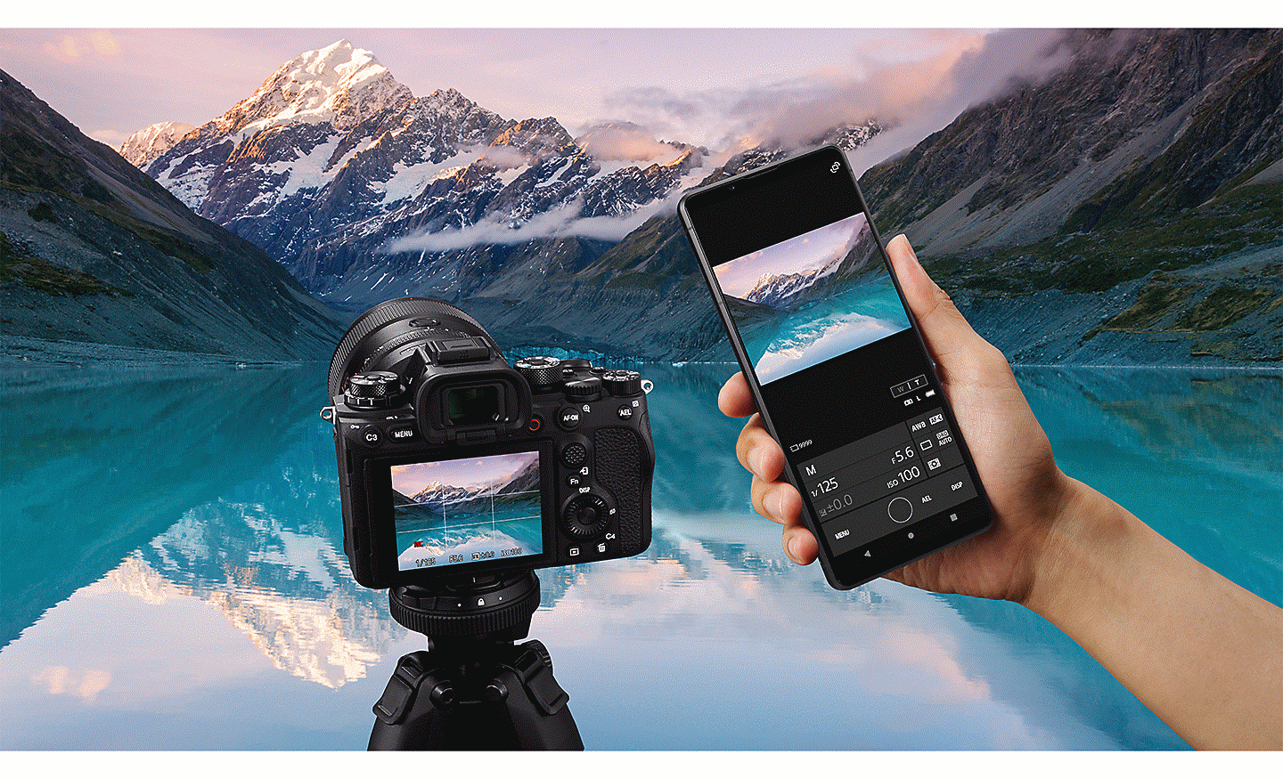 Scène spectaculaire d'un lac alpin sur laquelle figurent un appareil photo Sony Alpha et un Xperia PRO-I au premier plan.