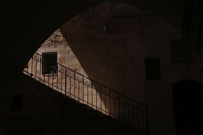 Image of a building with a brick wall in the shade in ST (Standard) mode.