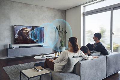 Obrázok páru v obývačke sledujúceho televízor BRAVIA s funkciou Acoustic Center Sync