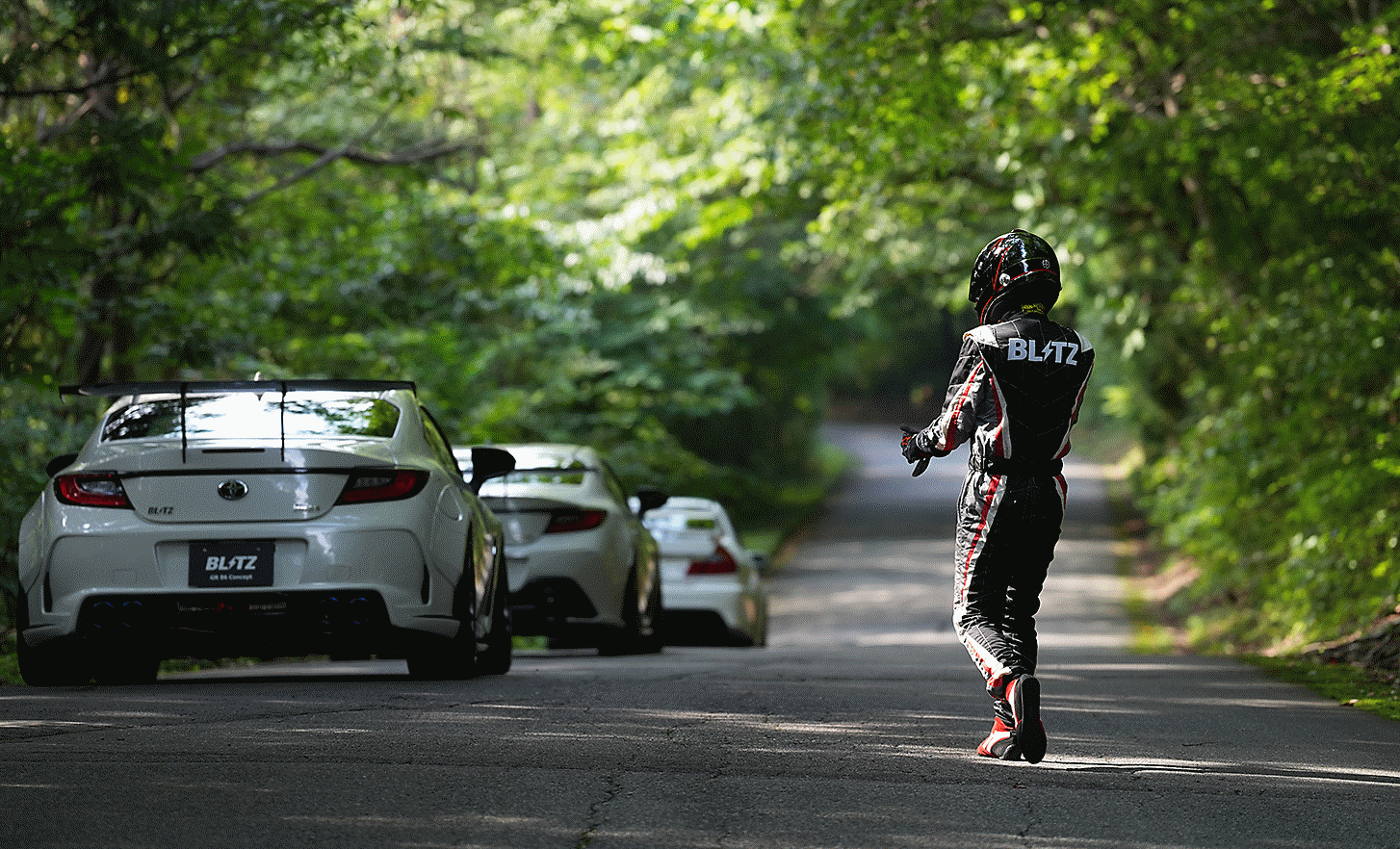 صورة لسائق سيارة سباق يرتدي خوذة