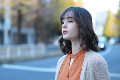 Cảnh chủ thể nữ ở địa điểm trong thành phố thể hiện độ phân giải cao và hiệu ứng bokeh nền