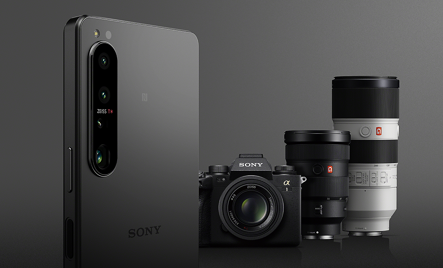 Smartphone Xperia 1 IV devant un appareil photo Sony Alpha et des objectifs en arrière-plan