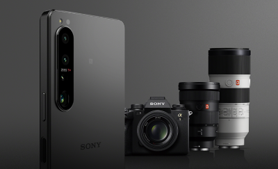 Xperia 1 IV 智能手機，背景有 Sony Alpha 相機與鏡頭