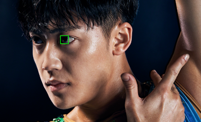 用 125 毫米鏡頭拍攝的人像：體操運動員，一隻眼睛上方的綠色方格代表實時眼睛自動對焦