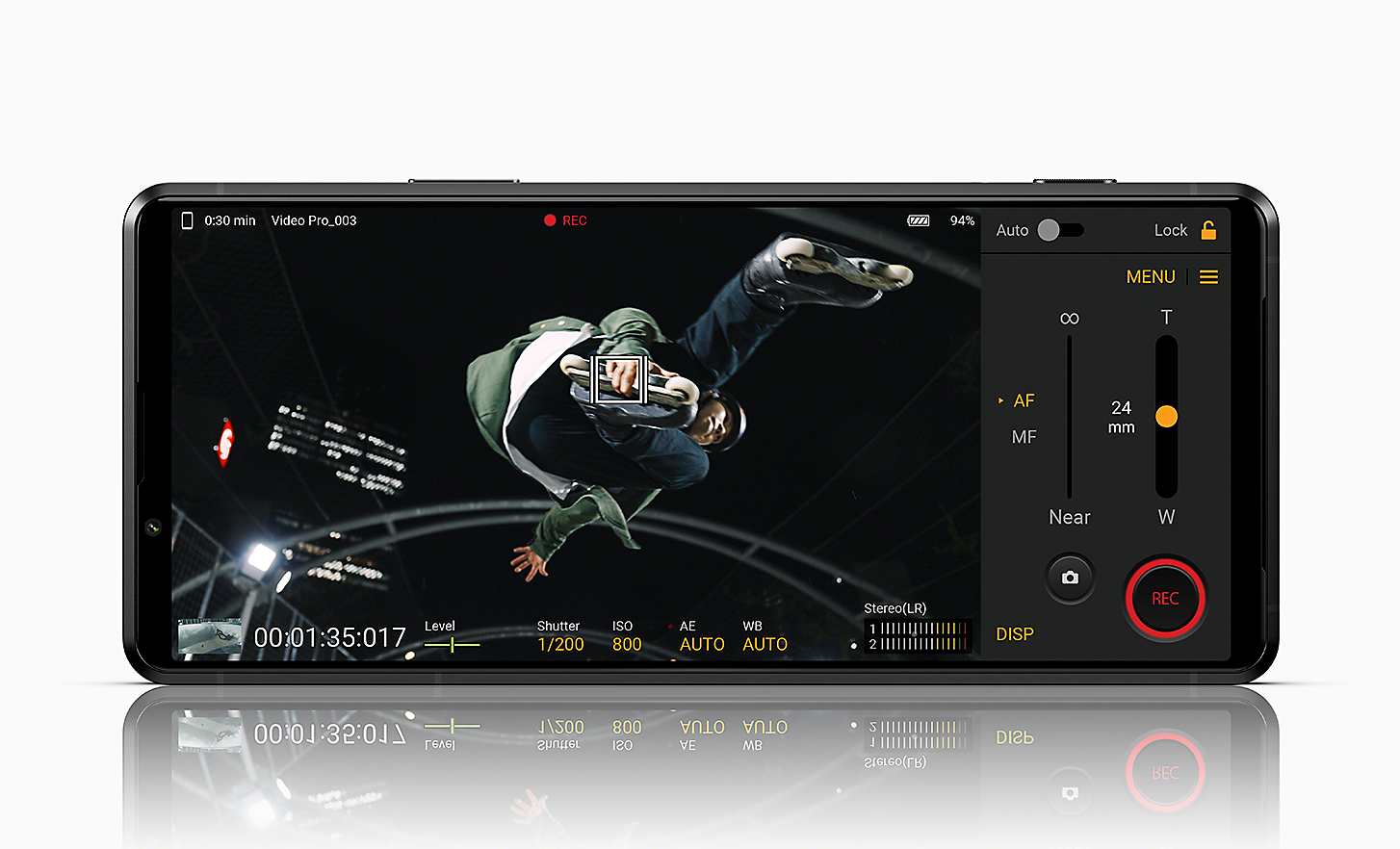 Xperia PRO-I đang hiển thị hình ảnh của người trượt pa-tanh và giao diện người dùng Videography Pro