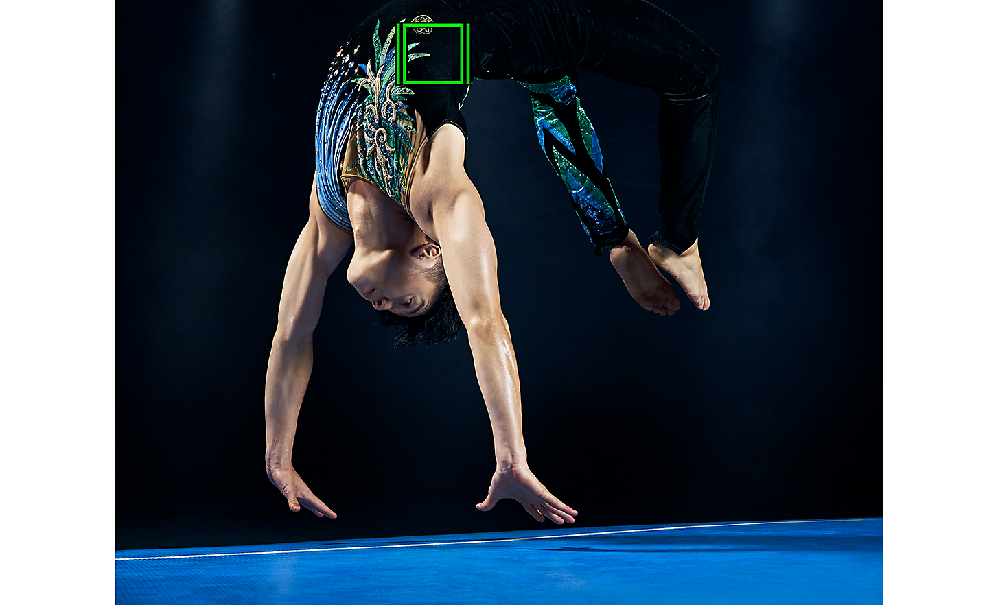 Imagen dinámica de un gimnasta haciendo acrobacias. Un cuadrado verde representa el rastreo en tiempo real