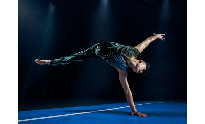 一隻黑狗在跳躍的 85 毫米遠攝相片