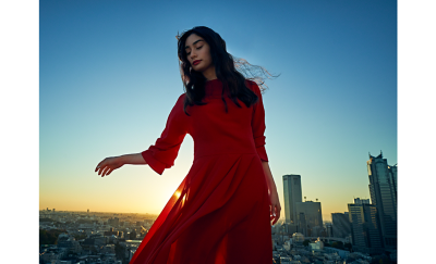 體操運動員表演自由體操動作的 24 毫米廣角相片