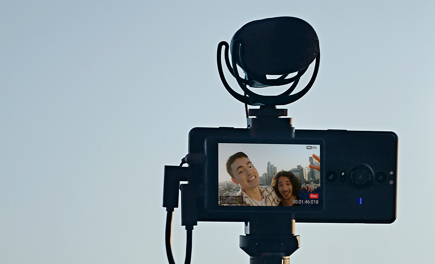 Monitor pentru vloguri pentru Xperia PRO-I, cu un microfon extern și un mâner de înregistrare