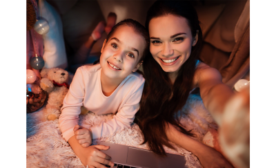 一位女士和兒童正在對著相機微笑