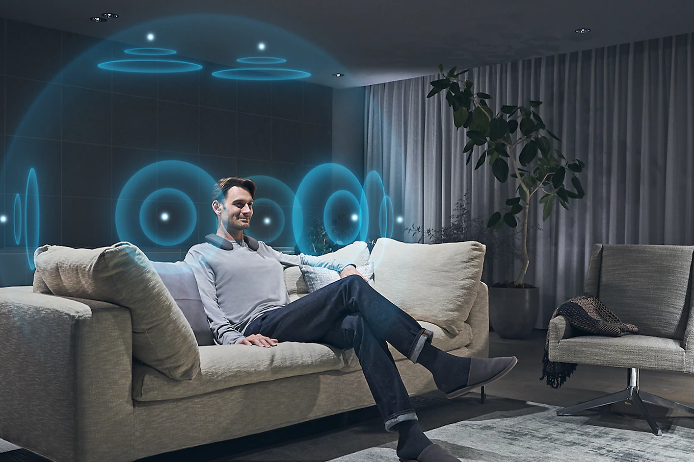 Imagen de un hombre en un salón mirando un televisor BRAVIA con sonido espacial 360