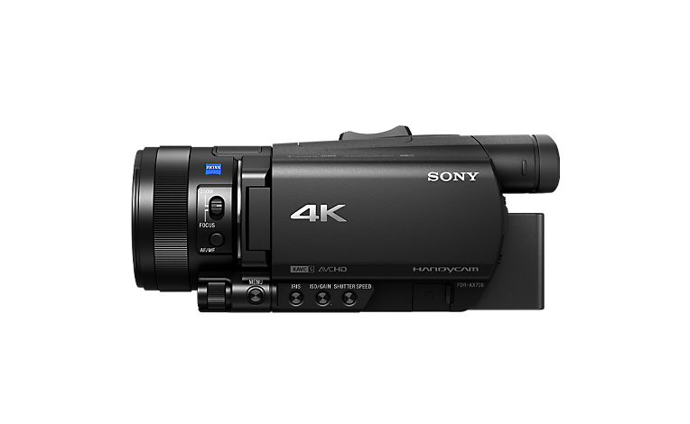 מבט בזווית על מצלמת וידיאו FDR-AX700 של Sony