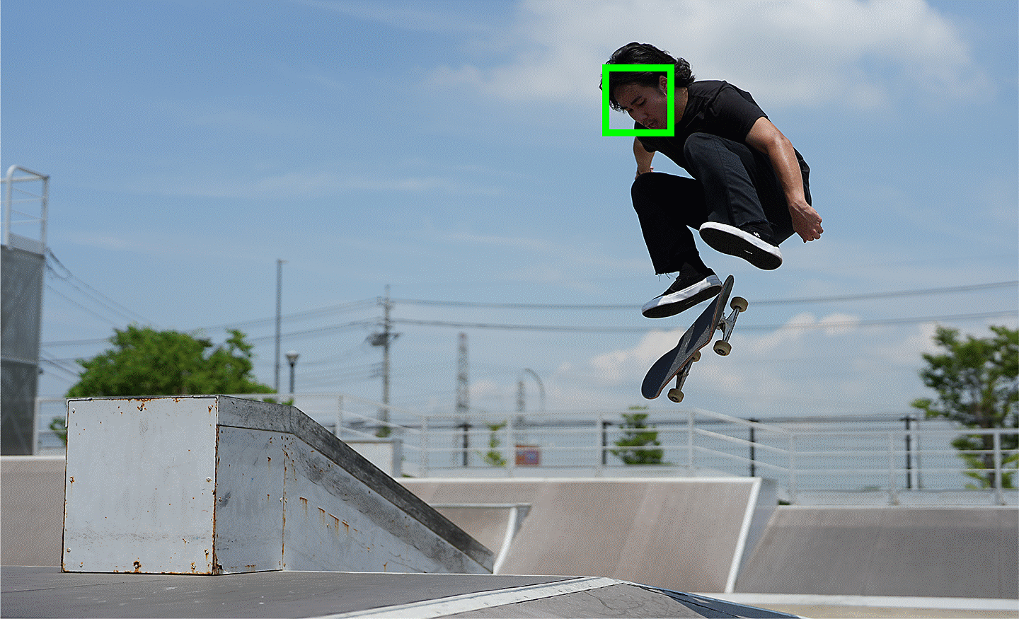 A photo illustrating the use of Real-time Tracking, with an AF frame showing focus on a fast-moving subject