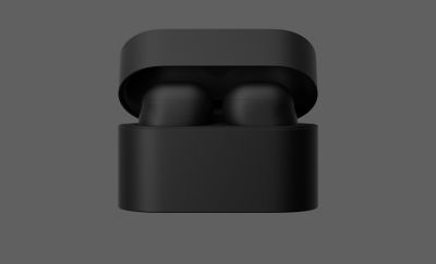 검은색 타원형 이어버드 케이스를 열면 두 개의 블랙 이어버드가 모습을 드러냅니다. 케이스 바깥에 놓인 한쪽 이어버드는 모든 각도에서 볼 수 있도록 회전되며, 옆면에는 금색 글씨로 "Sony"라고 적혀 있습니다.