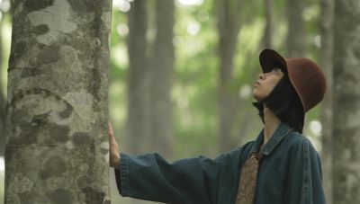 숲을 걷고 있는 여성의 이미지