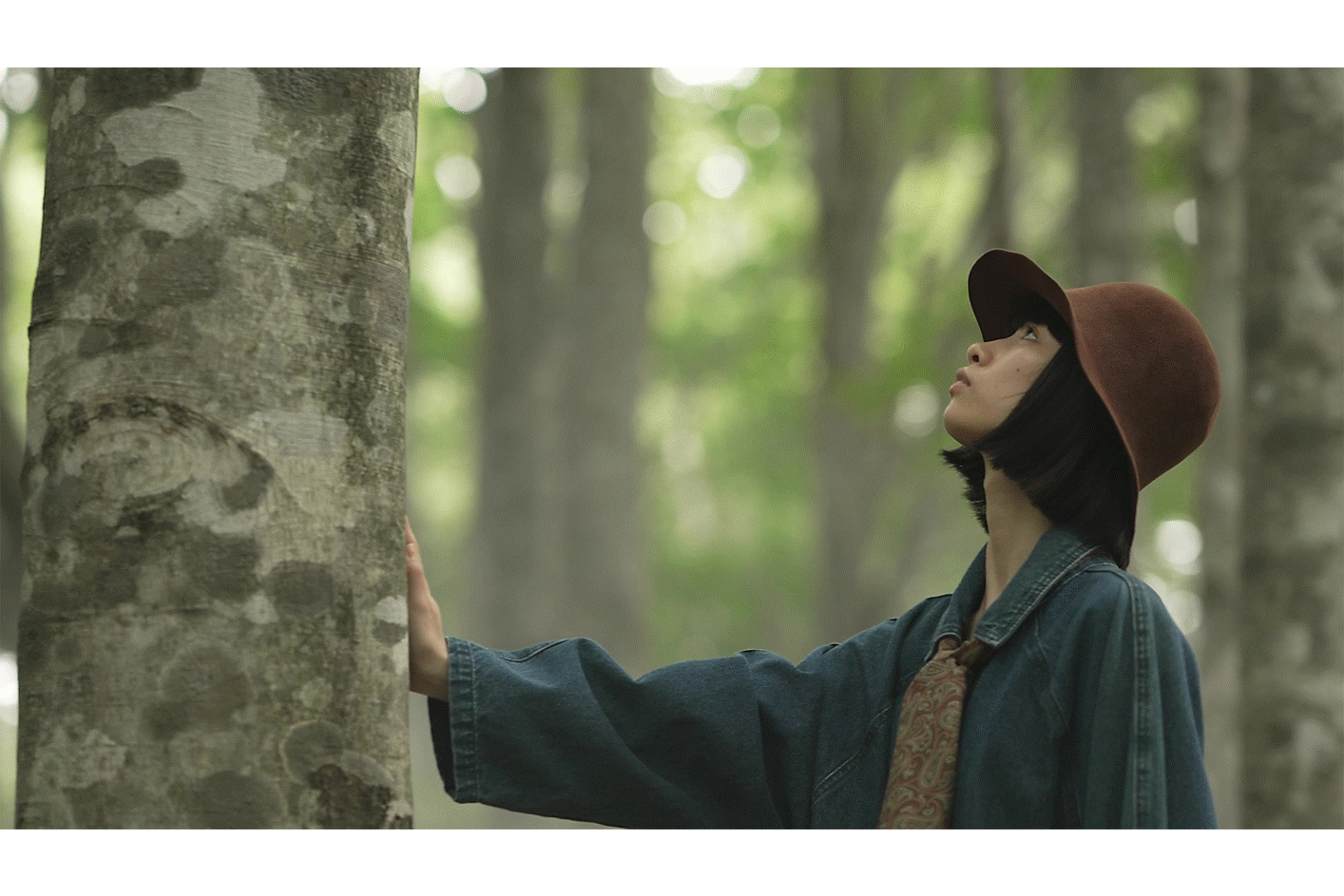 Obrázok ženy prechádzajúcej sa v lese