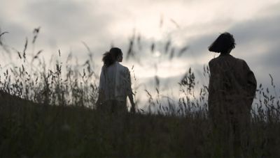 Imagen de dos mujeres caminando