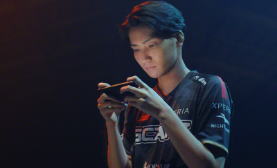 一位電競職業玩家正在使用 Xperia 1 IV 玩流動遊戲