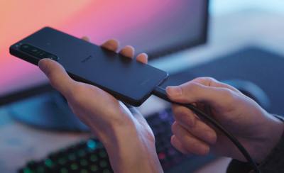 某個人將纜線插入 Xperia 1 IV 的特寫