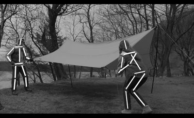 Imagen de un hombre y una mujer armando una tienda de campaña