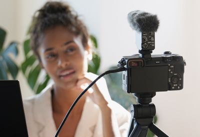 Imagen del título de la sección: Foto de una mujer transmitiendo en vivo con la cámara