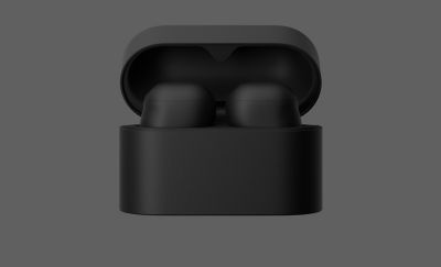 검은색 타원형 이어버드 케이스를 열면 두 개의 블랙 이어버드가 모습을 드러냅니다. 케이스 바깥에 놓인 한쪽 이어버드는 모든 각도에서 볼 수 있도록 회전되며, 옆면에는 금색 글씨로 "Sony"라고 적혀 있습니다.