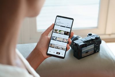Foto de una mujer mirando fotos transferidas desde la cámara
