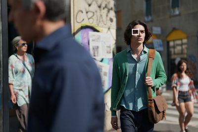 "Imagen de ejemplo de una multitud con el hombre en el centro enfocado "