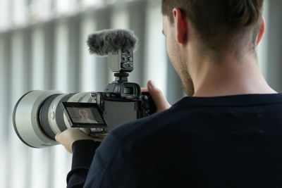 Imagen de un hombre sosteniendo la cámara