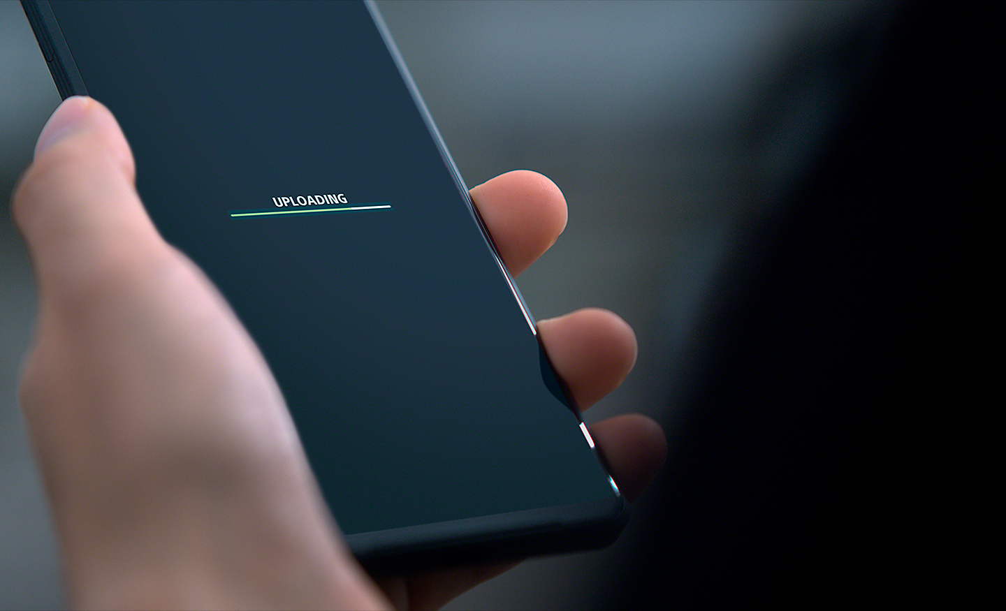 Detailní záběr na smartphone Xperia PRO-I, který drží něčí ruka a jsou z něj přenášeny obrázky
