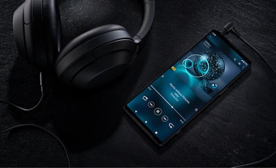 有線耳機插入 Xperia 1 IV 的 3.5 毫米音訊插孔內