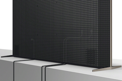 Obrázok zadnej strany televízora zobrazujúci uloženie káblov